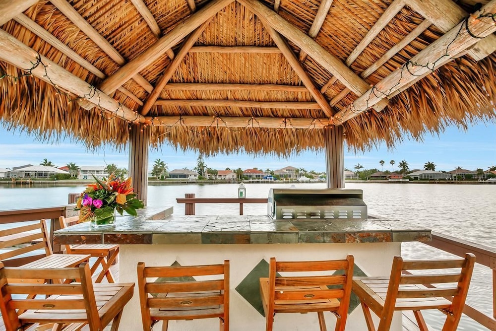 BE324 4 Bedroom Holiday Home by Marco Naples Vacation Homes