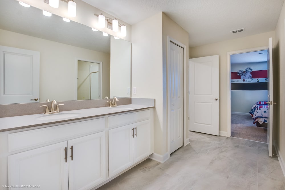H1584 Brand new 8 Bedroom 5 Bathroom Villa view 2