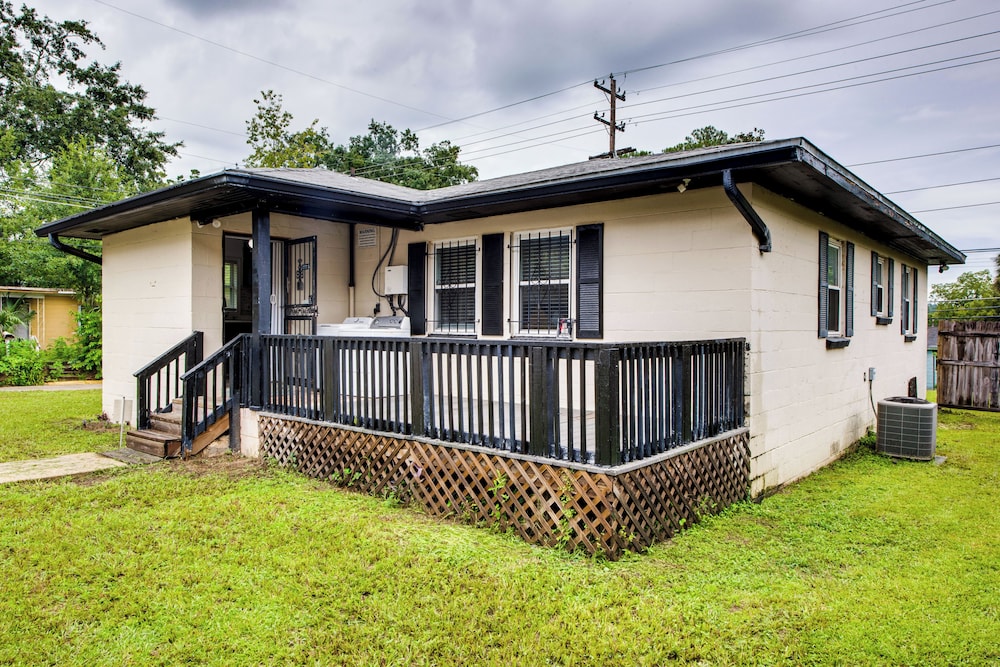 Walkable to FSU Campus: Cozy Retreat w/ Deck!