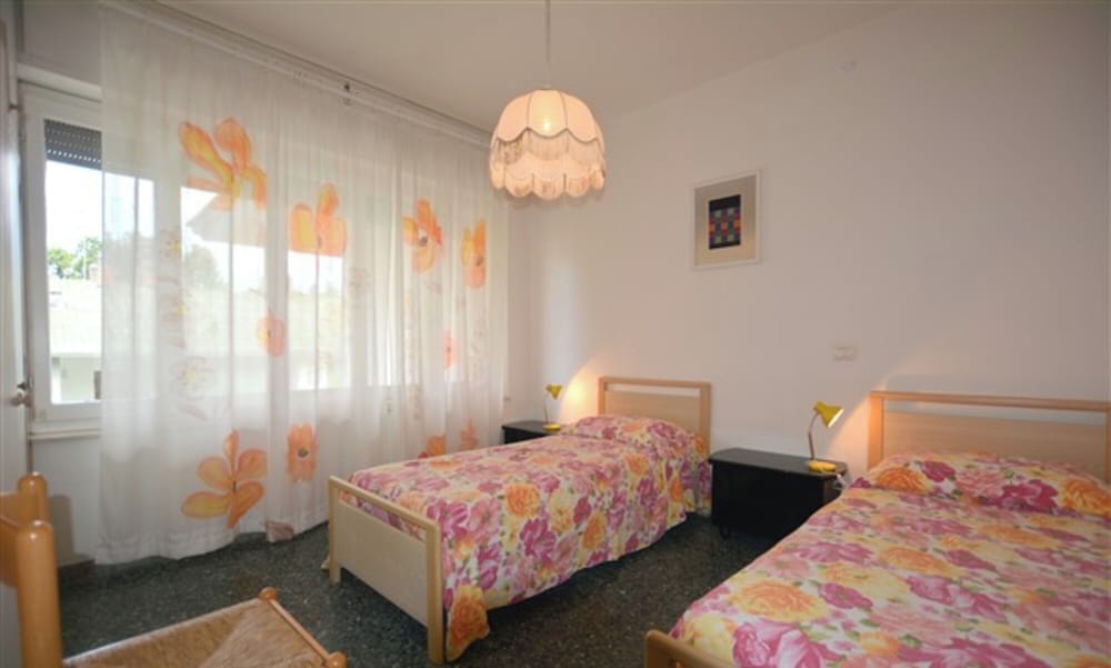 Villa for 8 Guests With Private Fenced Garden in Lignano Pineta
