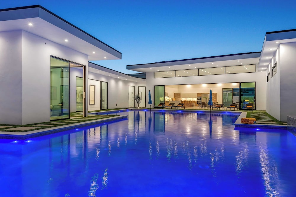 Luxury Retreat Pool, Putting Green + Pickleball Sleeps 17 Bravo Villa 8 by Avantstay
