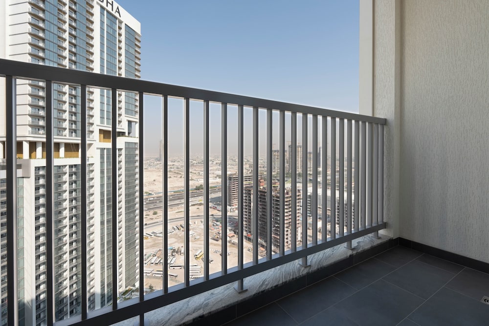 Premium 1BR Oasis - City Views & Pool
