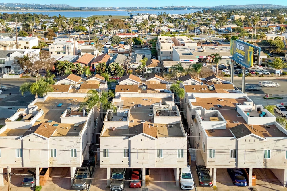 Walk to Dining, Mission + Pacific Beach, and Bars/nightlife Private Backyard