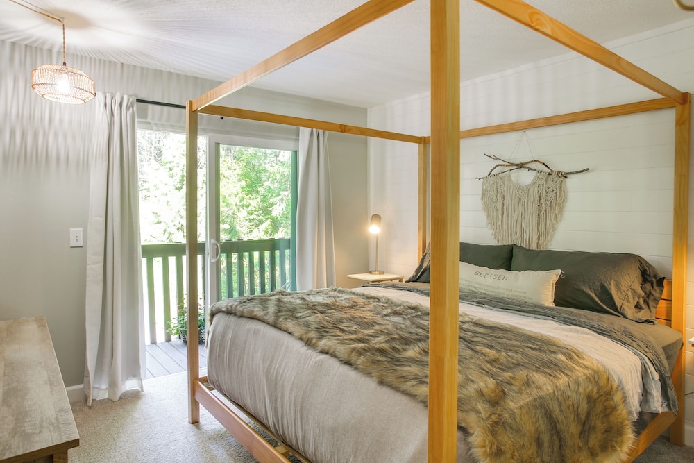 Twin Lakes Retreat: Lake, Pool & Golf Access!
