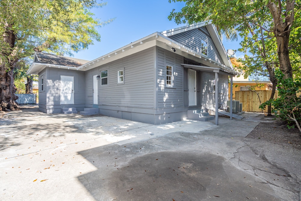 Modern & Cozy 5BD House in Buenavista