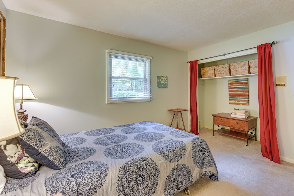 On Lake Tillery: Spacious Home w/ Screened Porch!