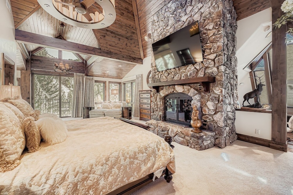 Fairway Drive Retreat 6 Bedroom Home