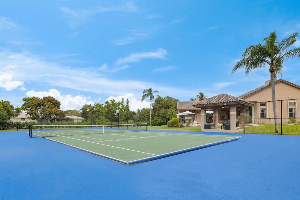Grand 6BR Plantation Estate w/ Tennis & Pool