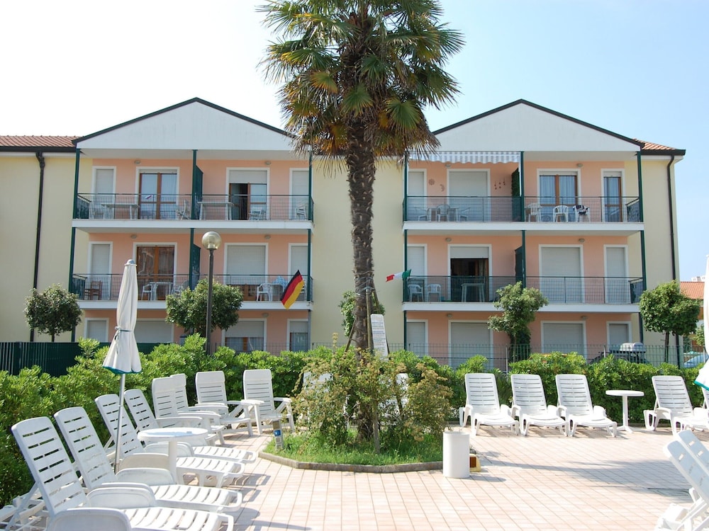 Sun Drenched Seaside Holiday Home with Pool near Venice photo 3