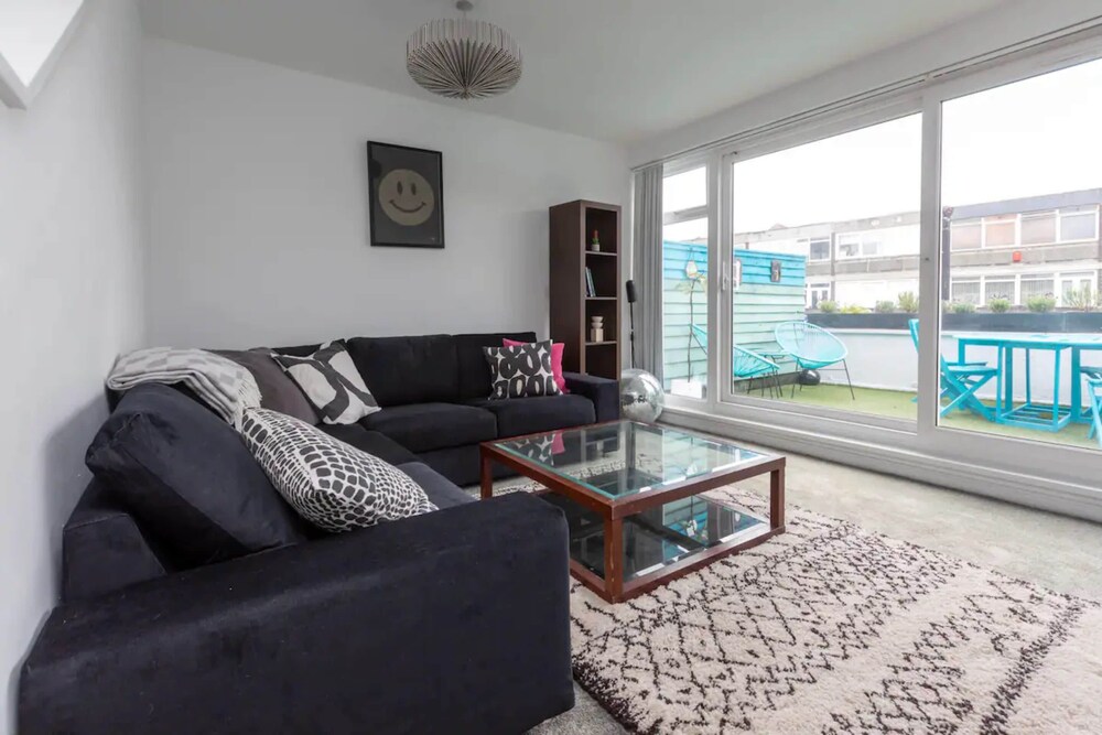 Spacious & Cosy 2 bed Flat With Terrace & Parking