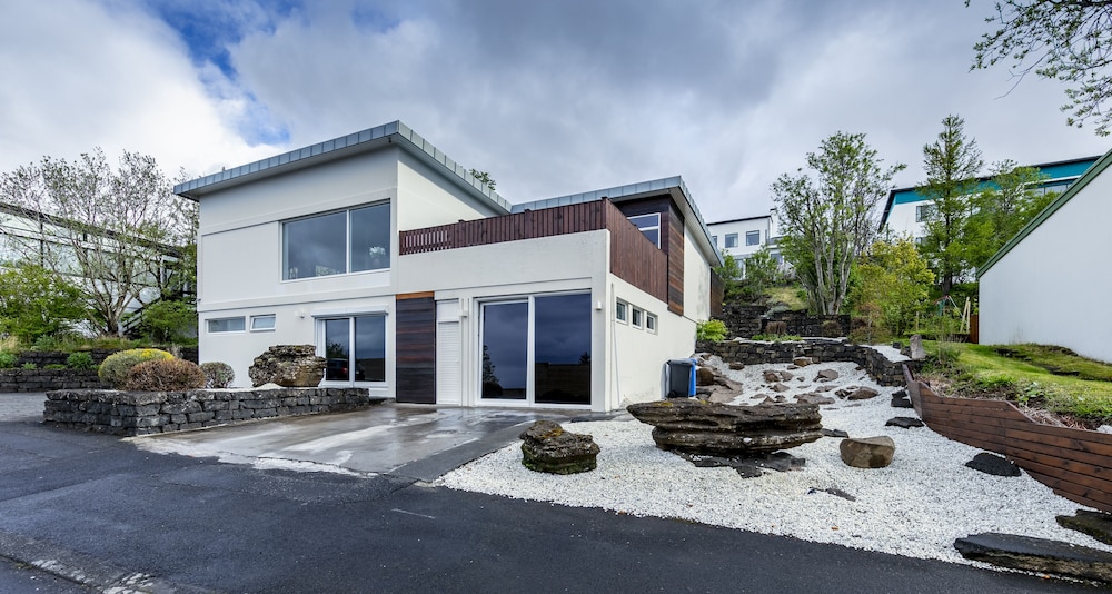 ICELAND SJF Villa , Hot tub & Outdoor Sauna Amazing Mountains View - 15 min to downtown