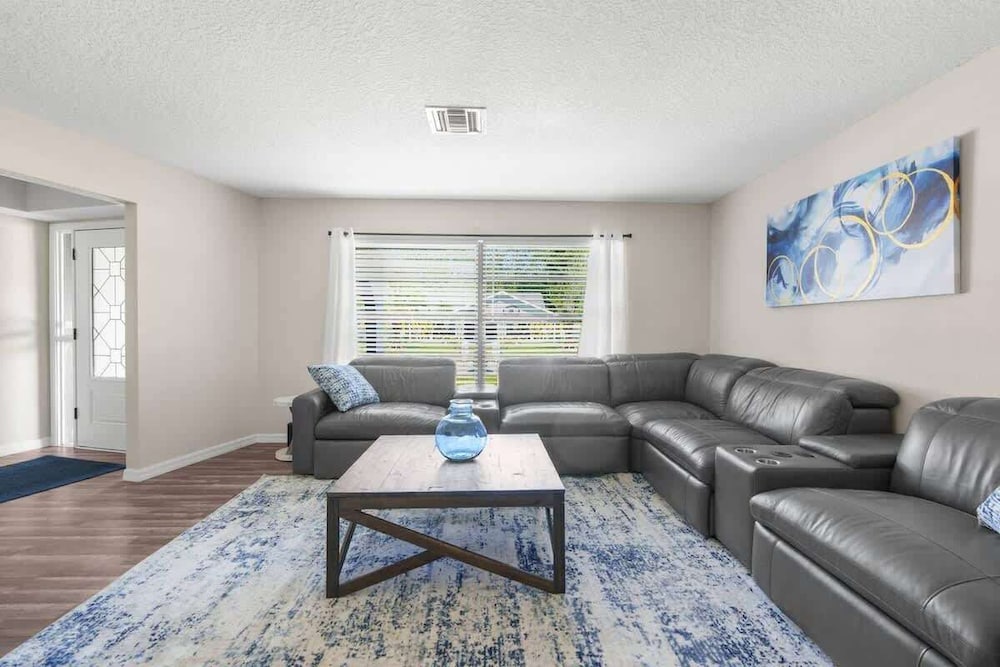 Hudson Retreat, 3 Bedroom Pool Home!