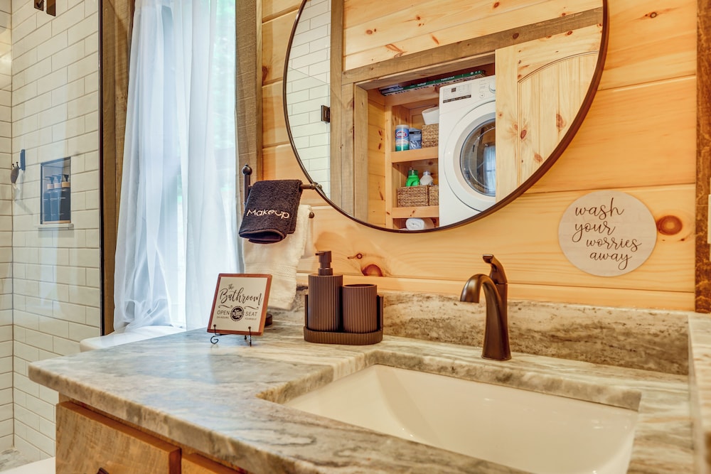 Hot Tub & Deck: Riverfront Mccaysville Cabin!