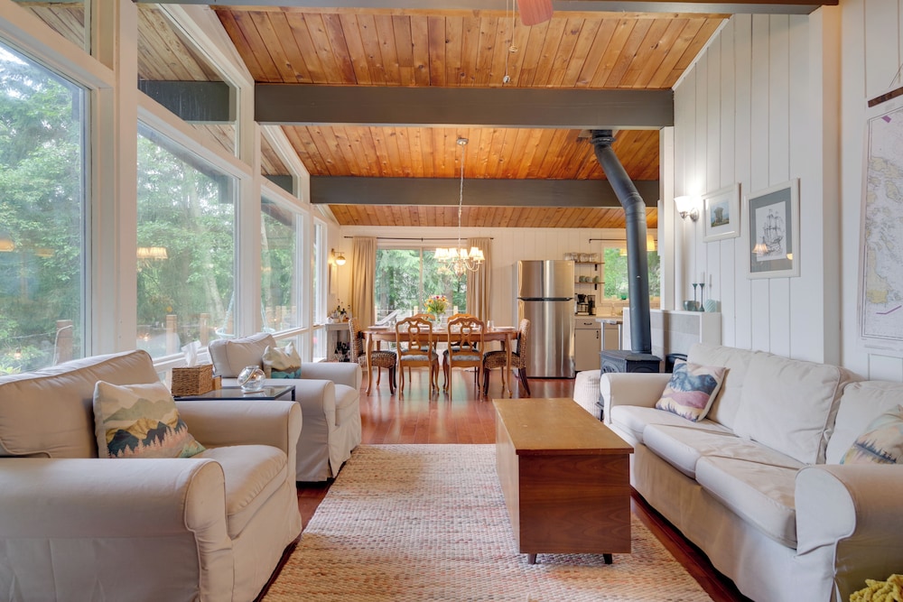 2 Blocks to Puget Sound Beach: Lummi Island Home