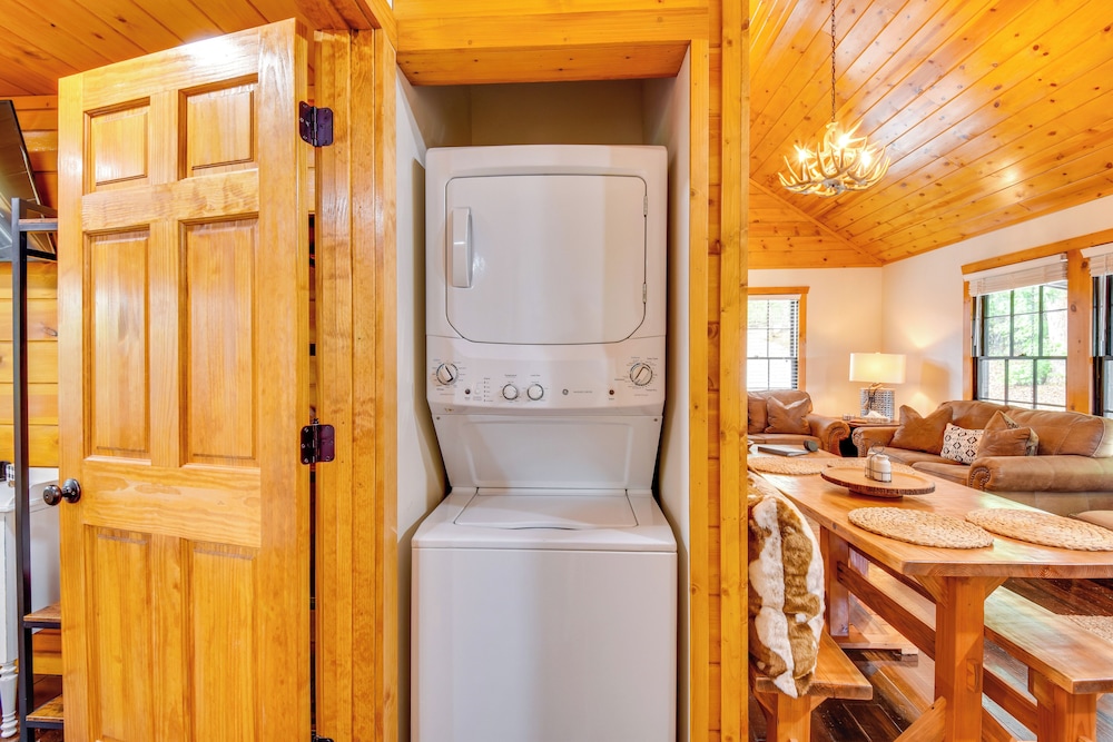 6 Mi to Helen: Mtn-view Retreat w/ Hot Tub!