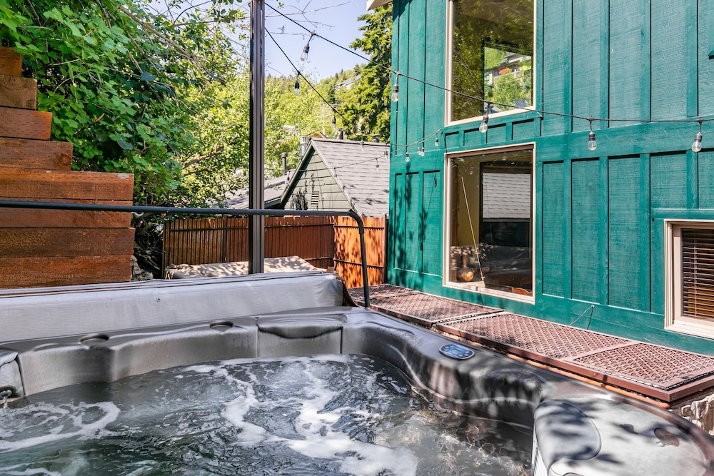 Red Hawk by Avantstay Charming Cabin w Theatre Spa 5mins to Deer Valley Mtn