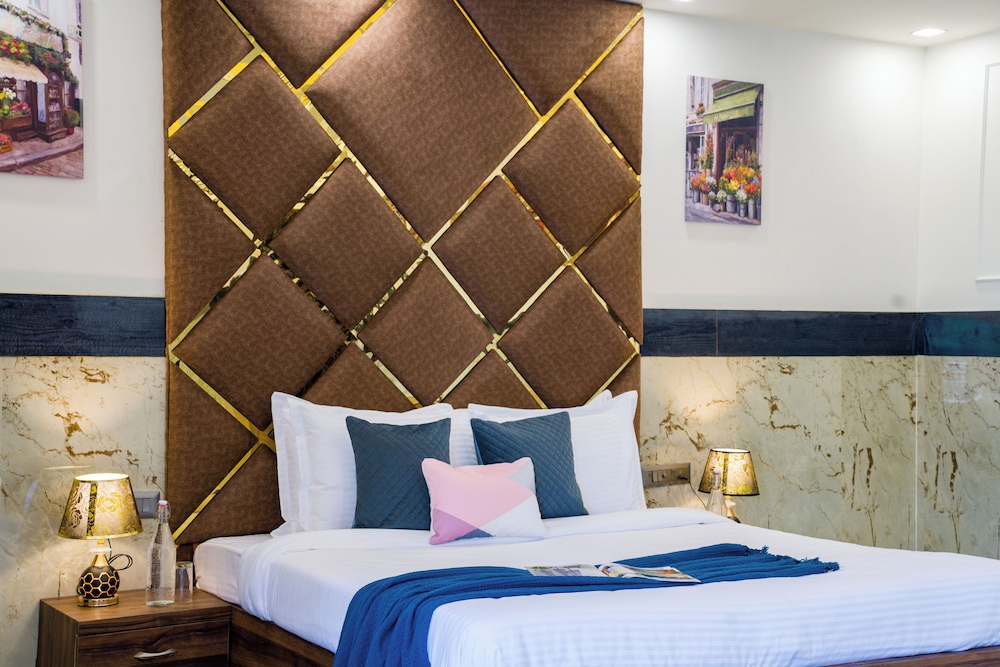 ELIVAAS Ivory Estate Pet-friendly Farm