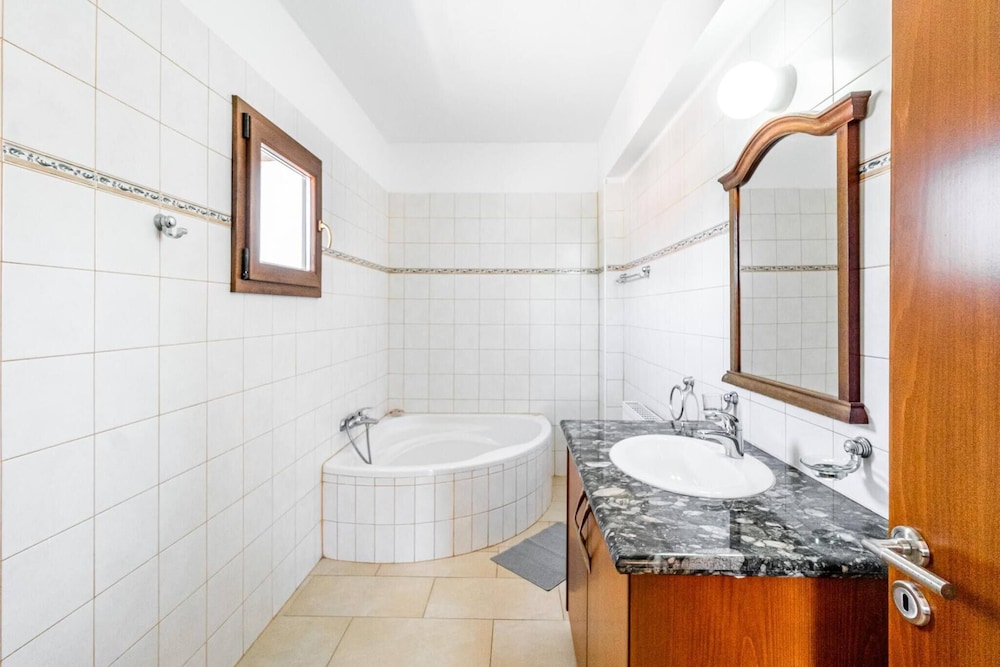 Villa Nikolina - 5 En-suite Bedrooms