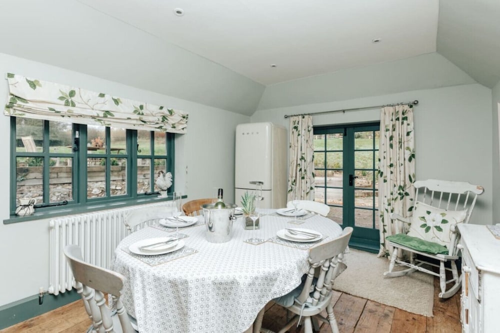 Antelope Cottage - Rural Pet Friendly Cottage