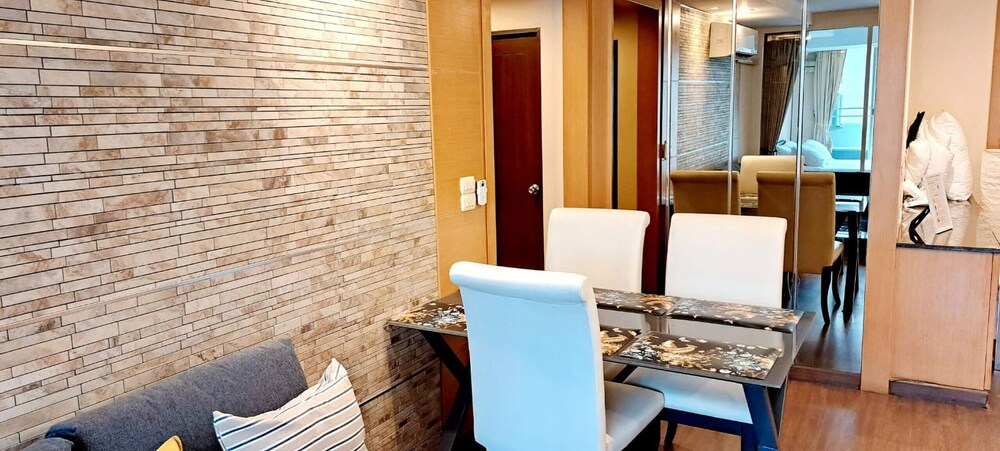 6D - 3 Bedroom Downtown Apartment With Shared Pool