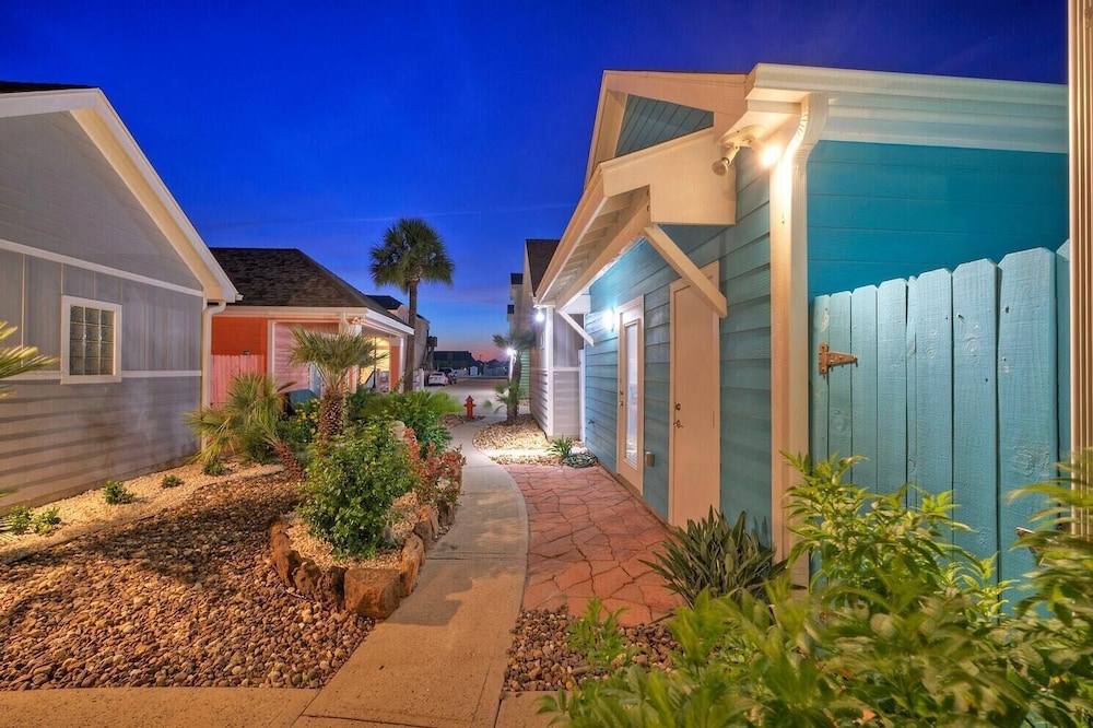 Coastal Vibe by Avantstay Sunset at the Pool and Playscape