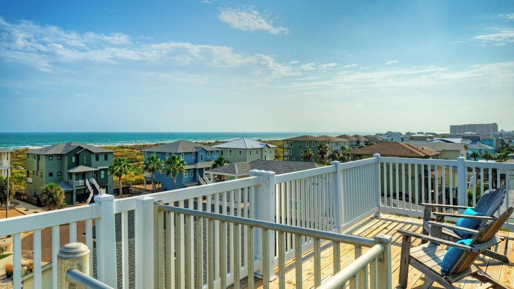 Walk to the Beach Ocean Views, Balcony Dining & Open Living Beachview 54 by Avantstay