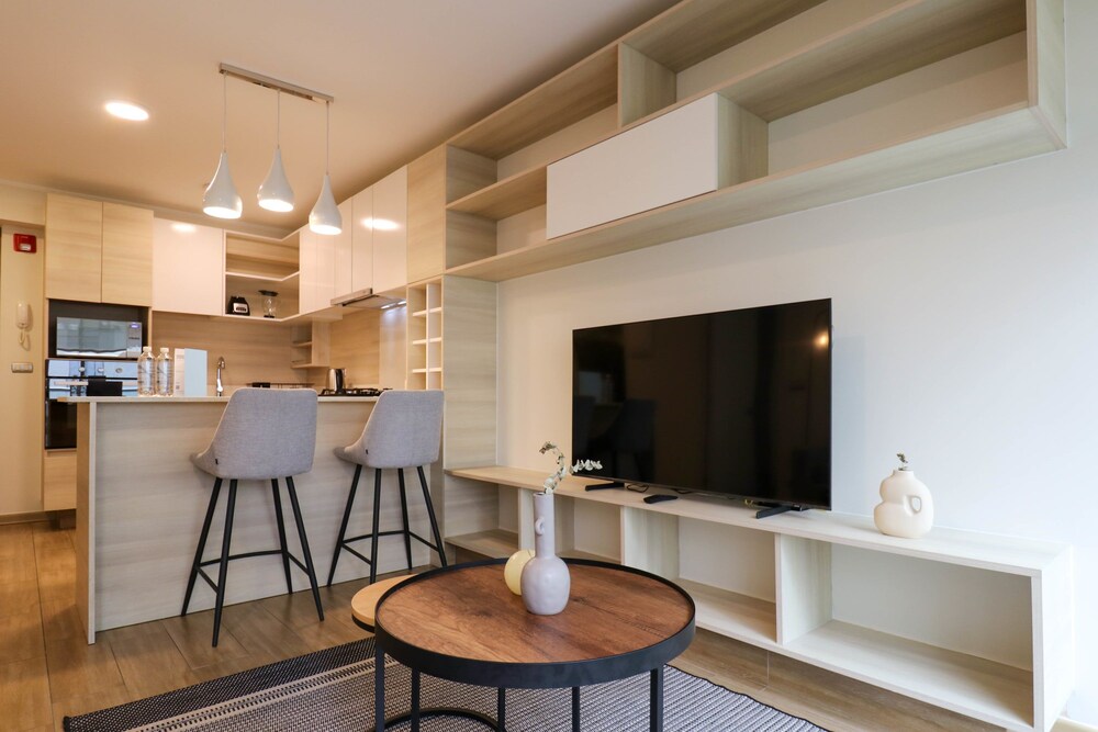 Perfect 1BR With Balcony in Luxurious Building