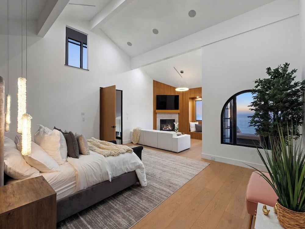 Villa Costera - Tree-lined Tranquility: 3-level Entertainer's Dream
