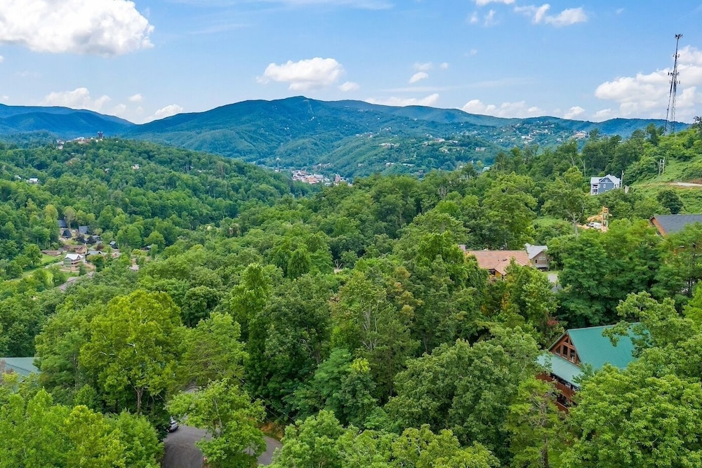 Triple Mountain View Stunning 4 BDR Cabin w/ Private Hot Tub, Game Room