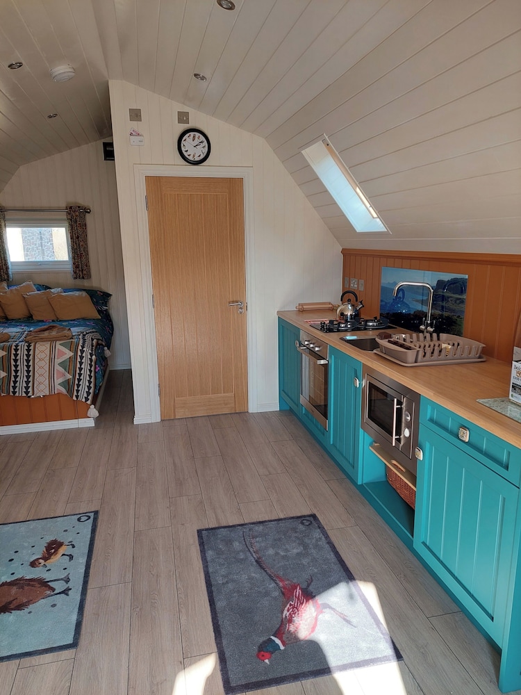 Cosy Countryside Cabin - Sleeps 2, Parking & Farm