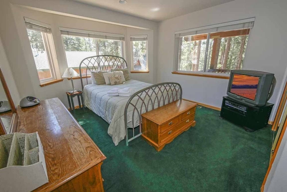 2460 Lupine Trail 6 Bedroom Home by RedAwning