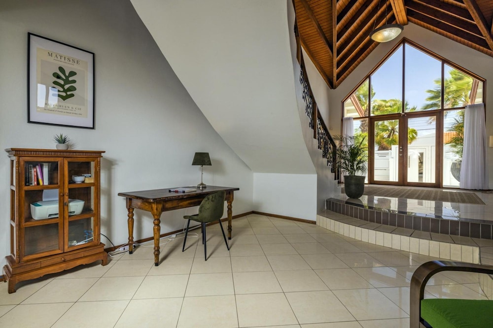 Villa Salina - 5BR w Pool Jacuzzi Sauna