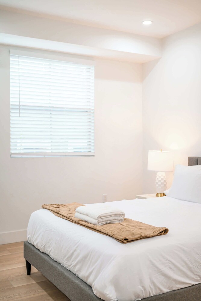 Not Affected by the Fire/modern 5BR Home With Full Amenities & Parking #2