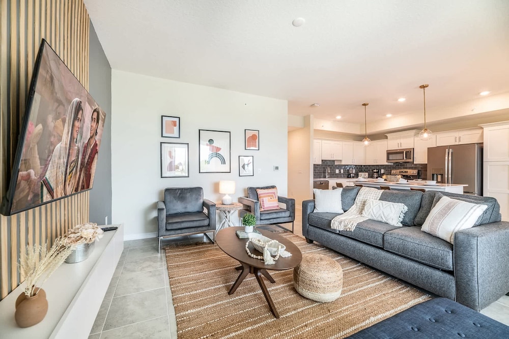 Chic 2bed Condo at Storey Lake Mickey Room