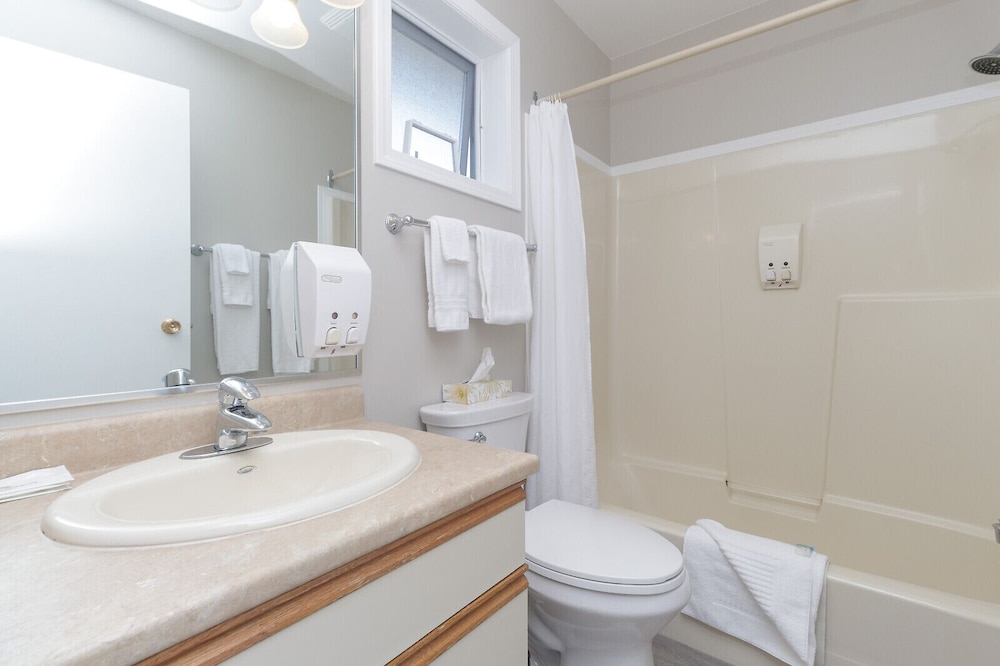 The Cedarwood Inn & Suites