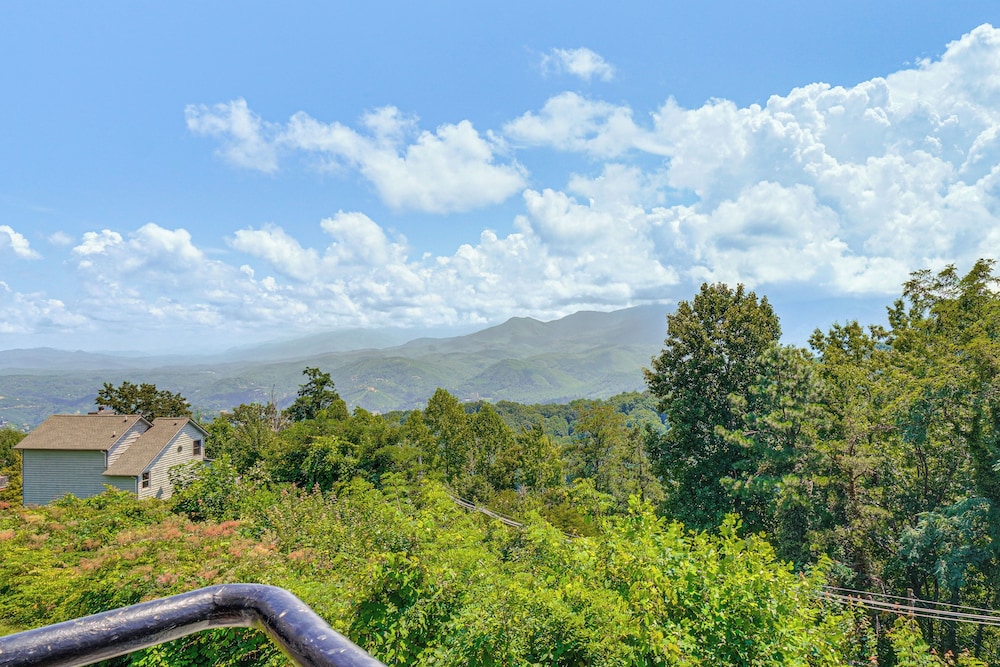 Indoor & Outdoor Pool Access! Condo 3 Mi to Gsmnp