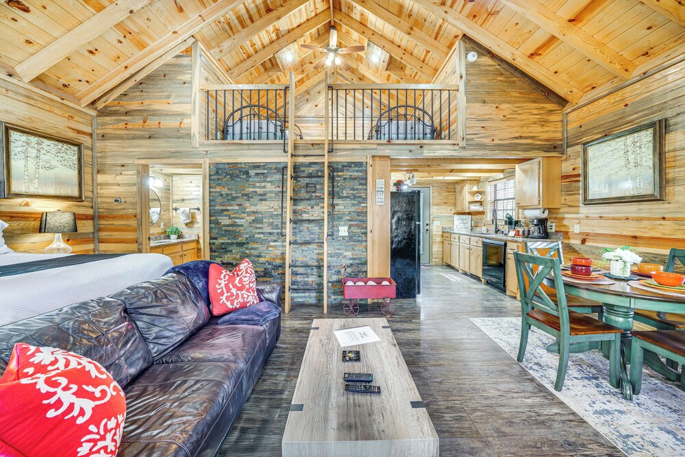 Hot Tub & Fire Pit: Cozy Cabin in Broken Bow!