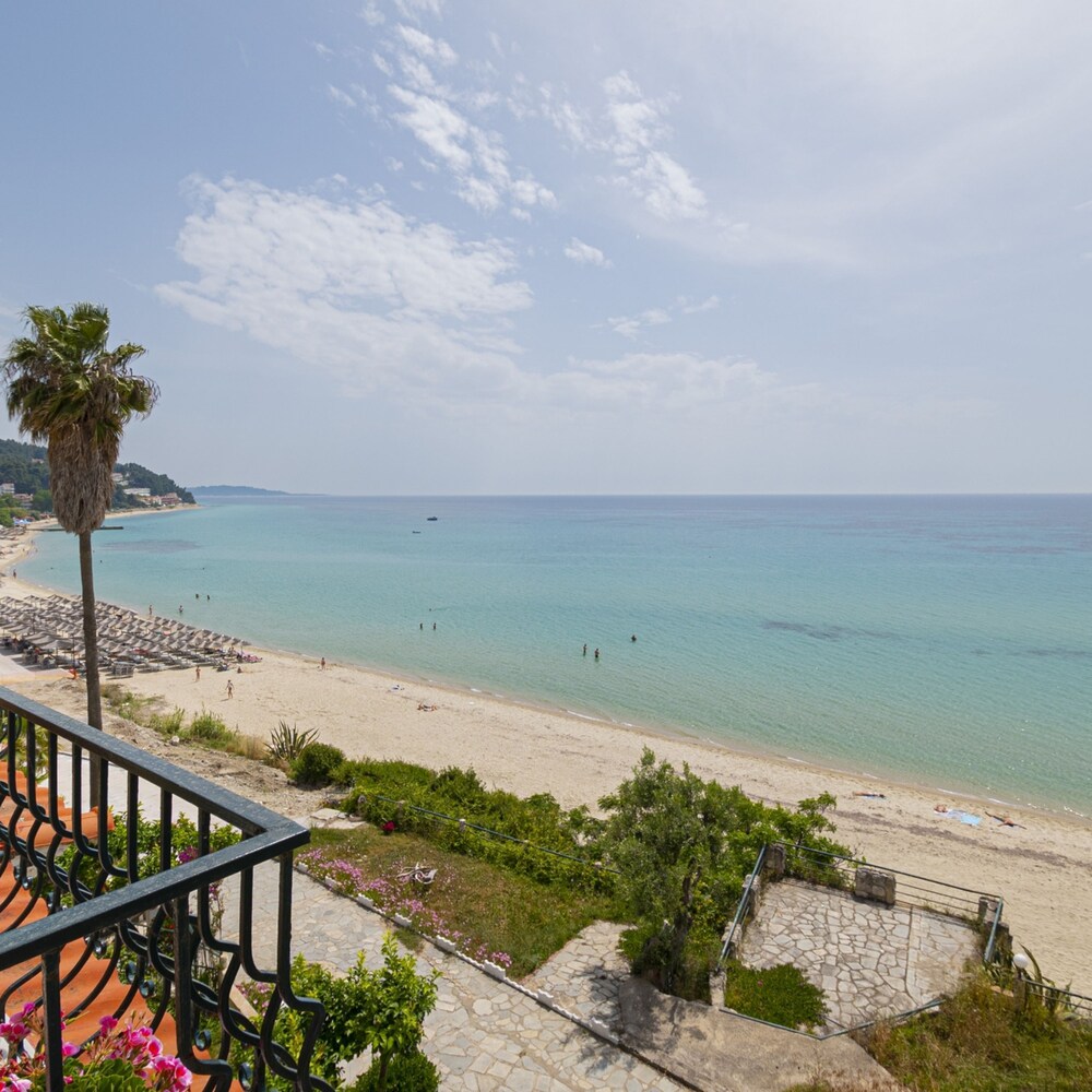 Poseidon Seafront Apartment by Rentalspro