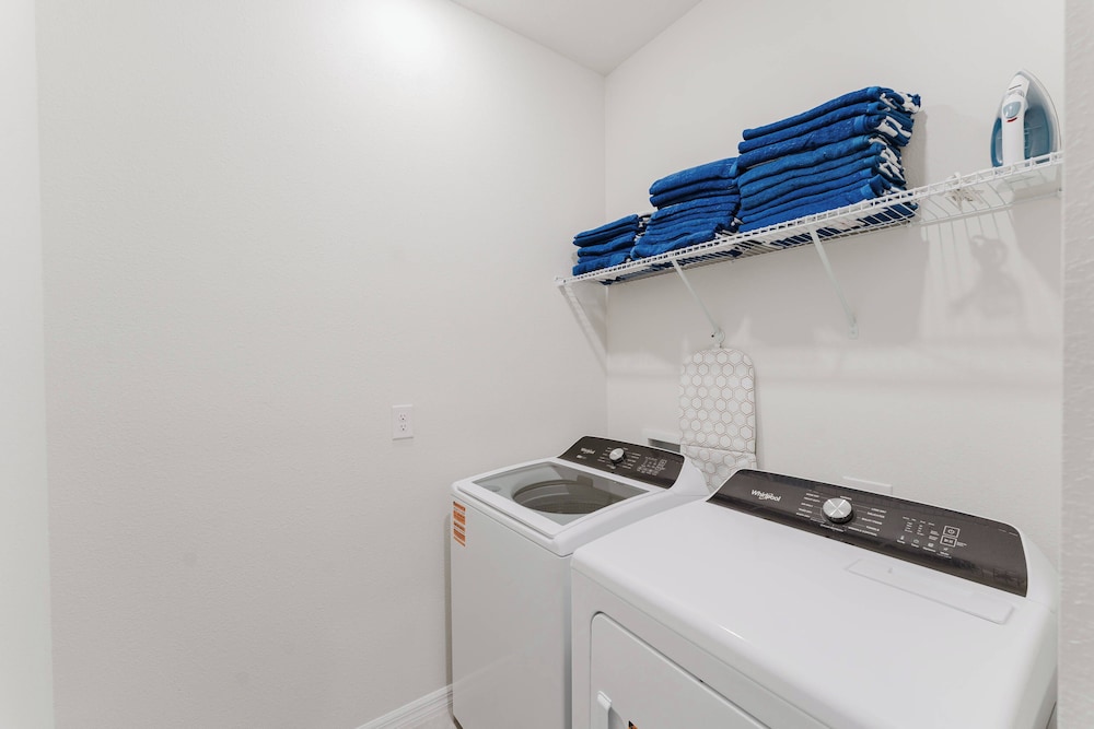 Stunning 8BR Pool Gameroom Minutes to Disney