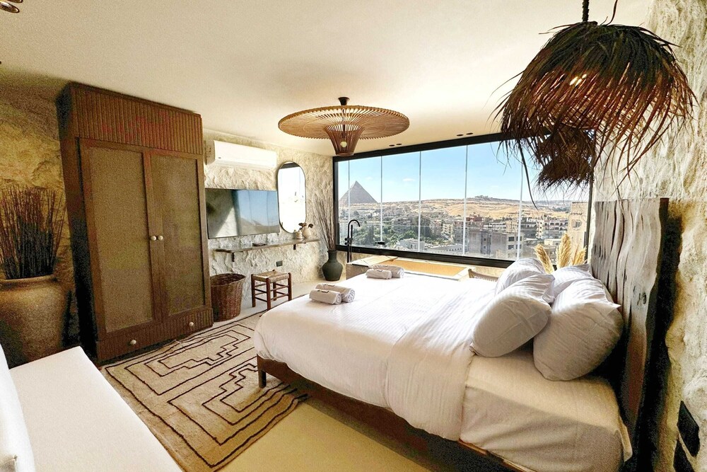 The 2 BDR Pyramids Vista w/ Bathtub