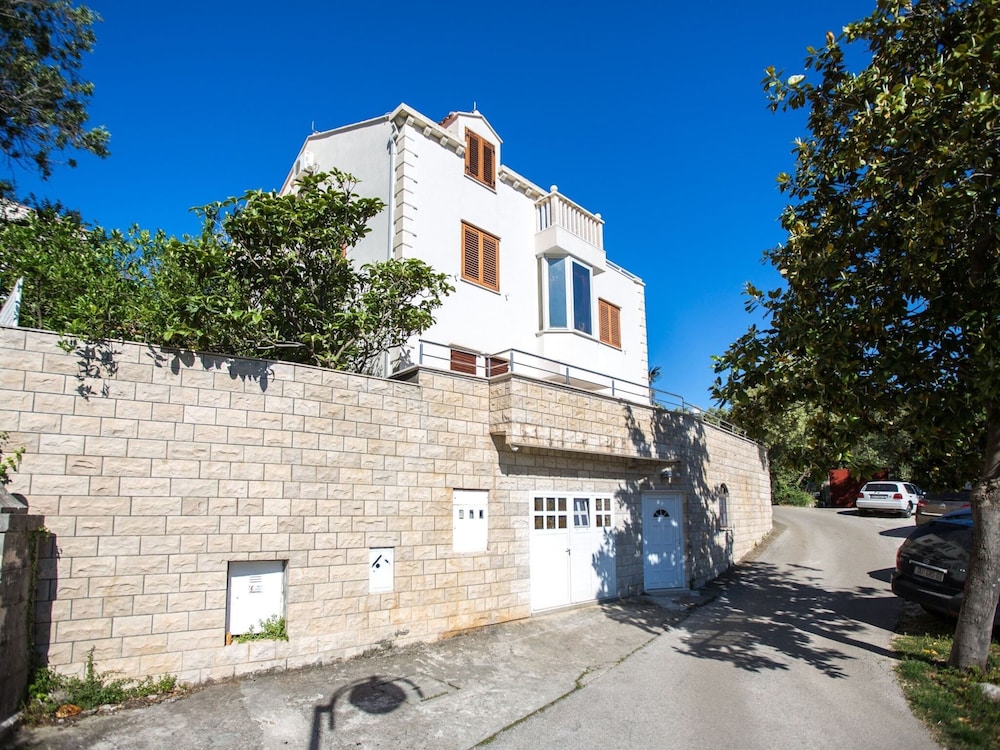 5 Bedroom Holiday Home With Balcony