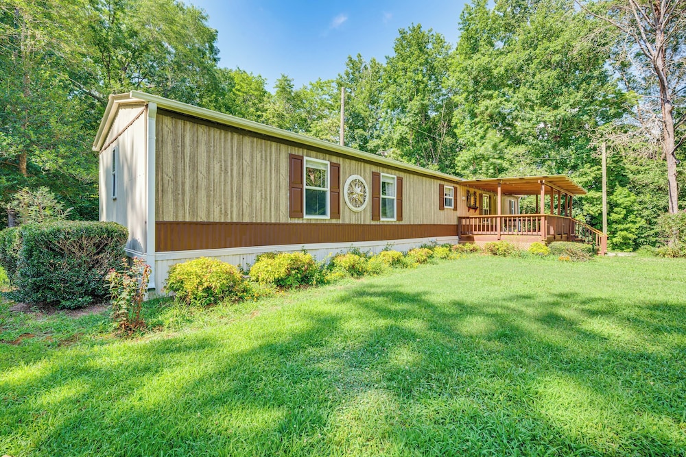 3 Mi to Badin Lake: Quiet New London Retreat