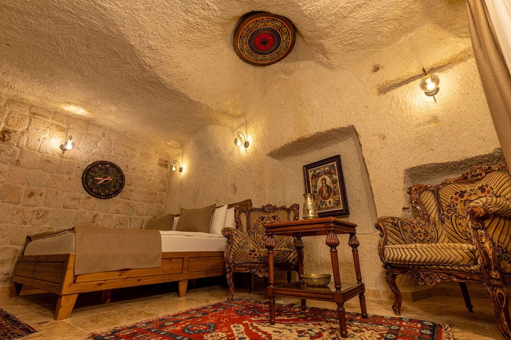 Arkelas Cave House
