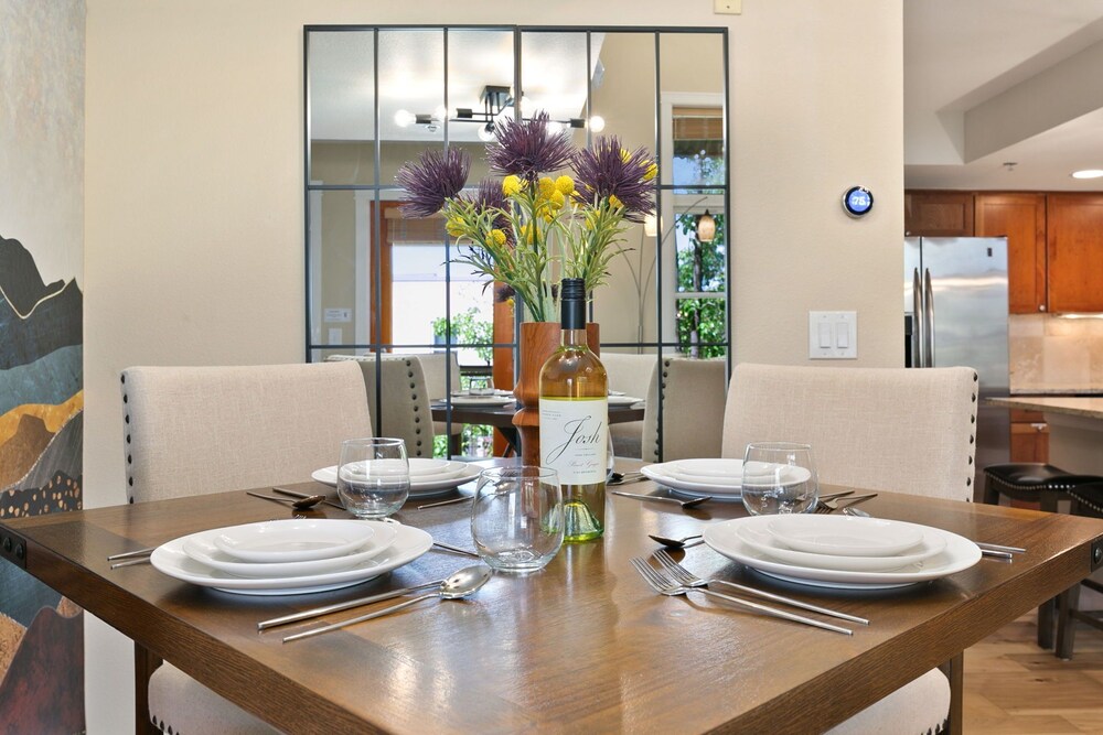 Royal Perch - Loft With King Suite + Vaulted Ceilings