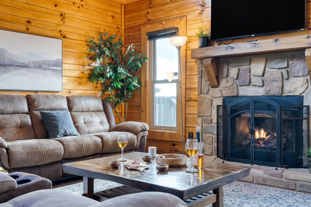 Cozy Cabin Hot Tub Balcony Golf Simulator Near Pigeon Forge Smoky Mountain Group Retreat Mountains Are Calling by Avantstay