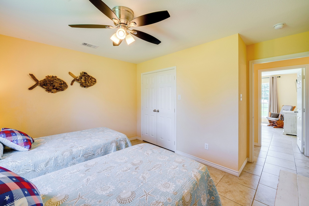 Sunrise Cove RC Llc: Lakefront Home w/ 2 Casitas!