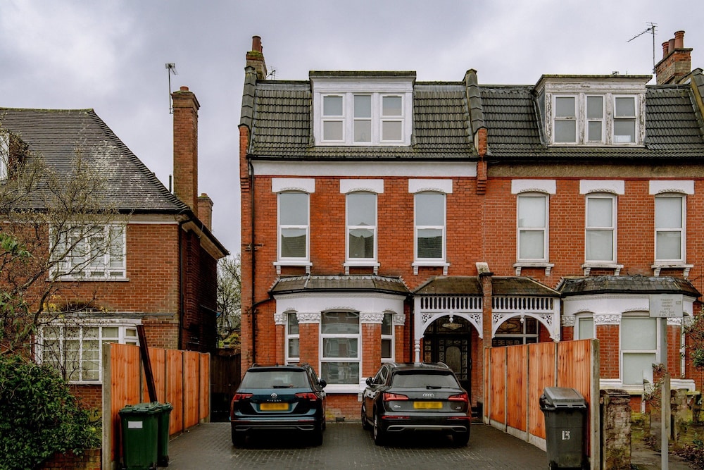 Woodside Park 3 Bedroom Apt with Parking