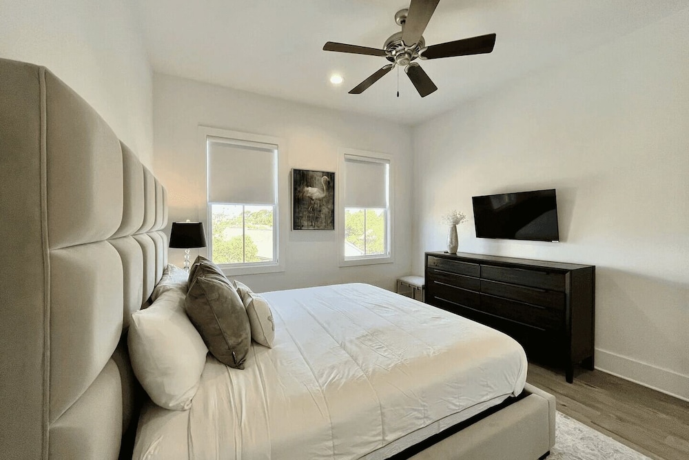 Casa d' Azure by Avantstay Sleeps 18, Private Pool, Golf Cart Included