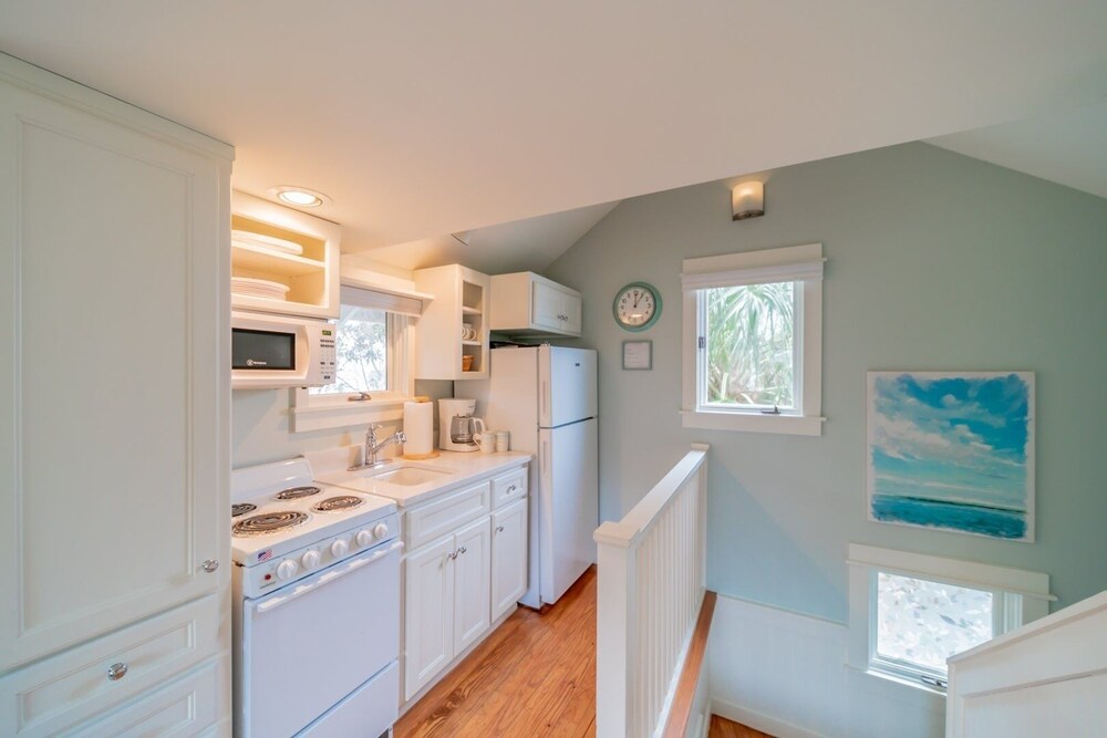Waves 1 Bedroom Cottage by RedAwning view 4