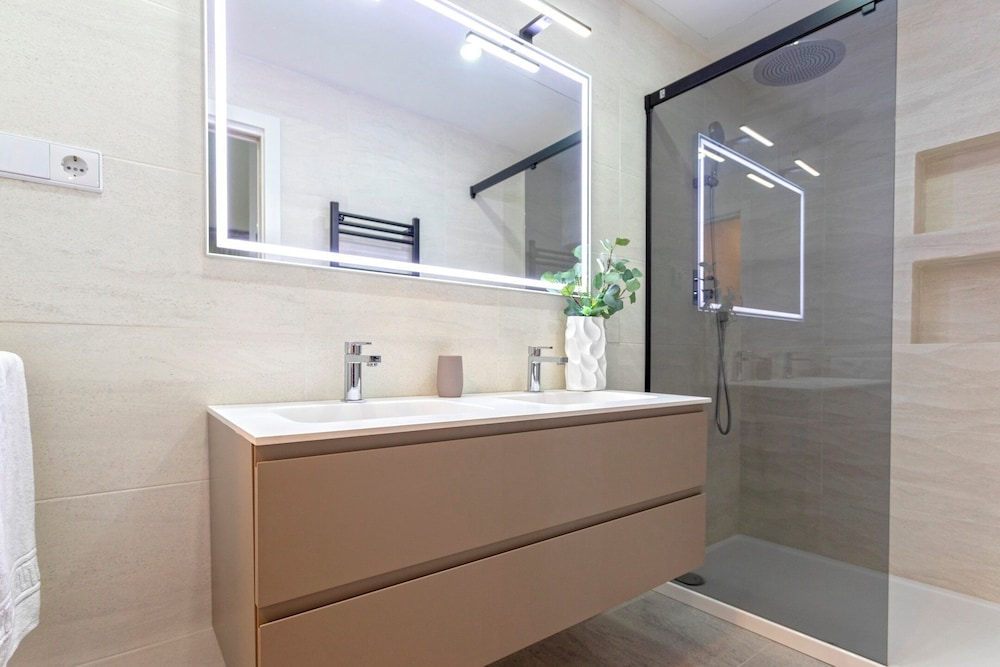 Marvelous 2-bedroom Apartment With Terrace in Triana. Castilla II